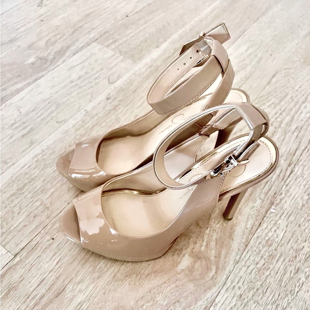 Jessica Simpson Careen Size 6.5 in excellent condition.
Color Cream.